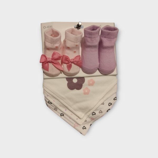 Set 5 piezas – 3 Baberos Absorbentes + 2 Calcetines Suaves (0 a 6 Meses) - Imagen 2