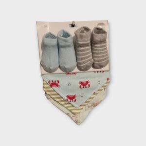 Set 5 piezas – 3 Baberos Absorbentes + 2 Calcetines Suaves (0 a 6 Meses) - niño